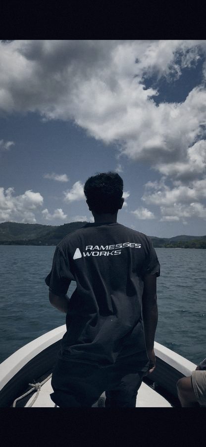 Crew member in a EssesWorks shirt on the bow