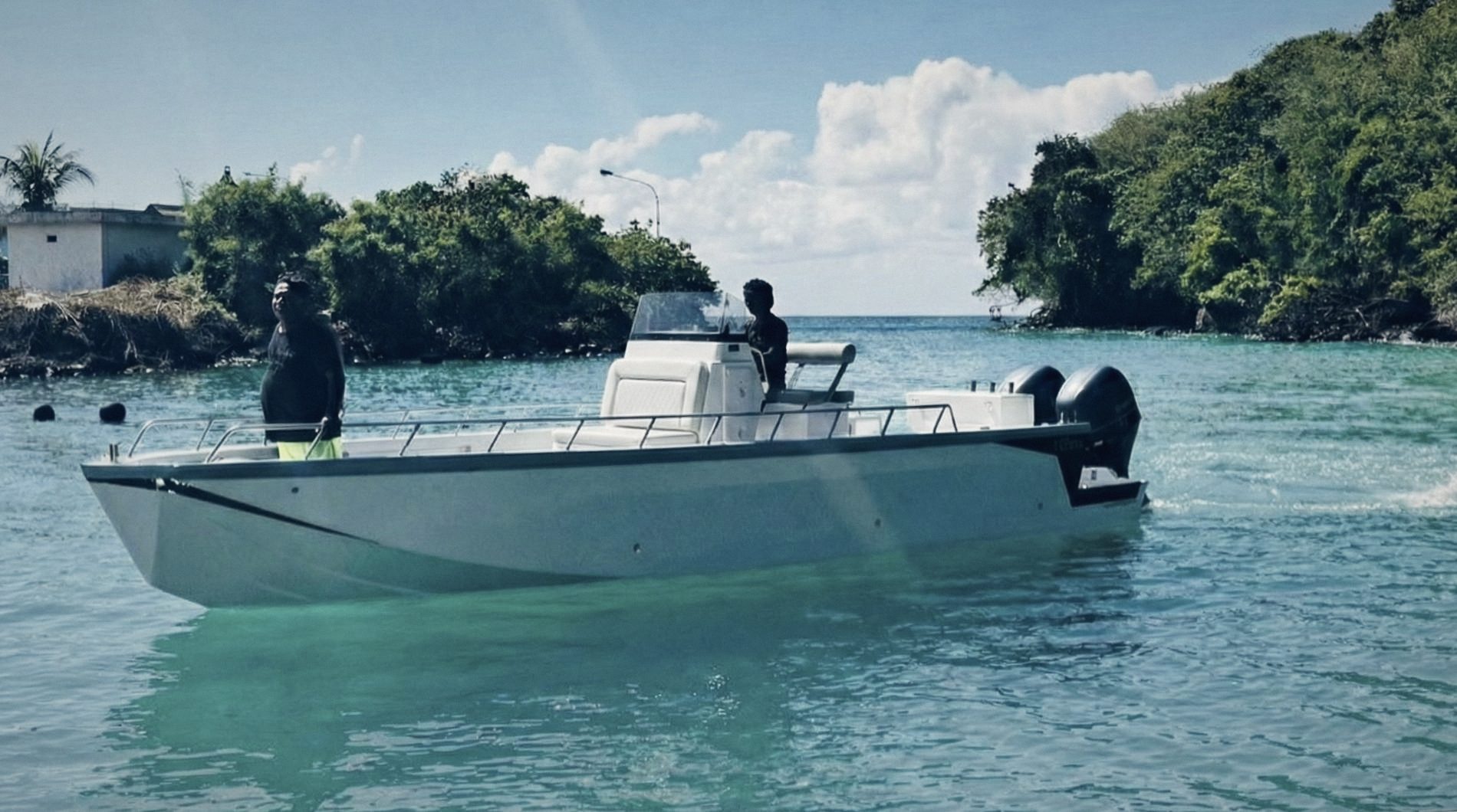 Diamond B26 Lite on turquoise water