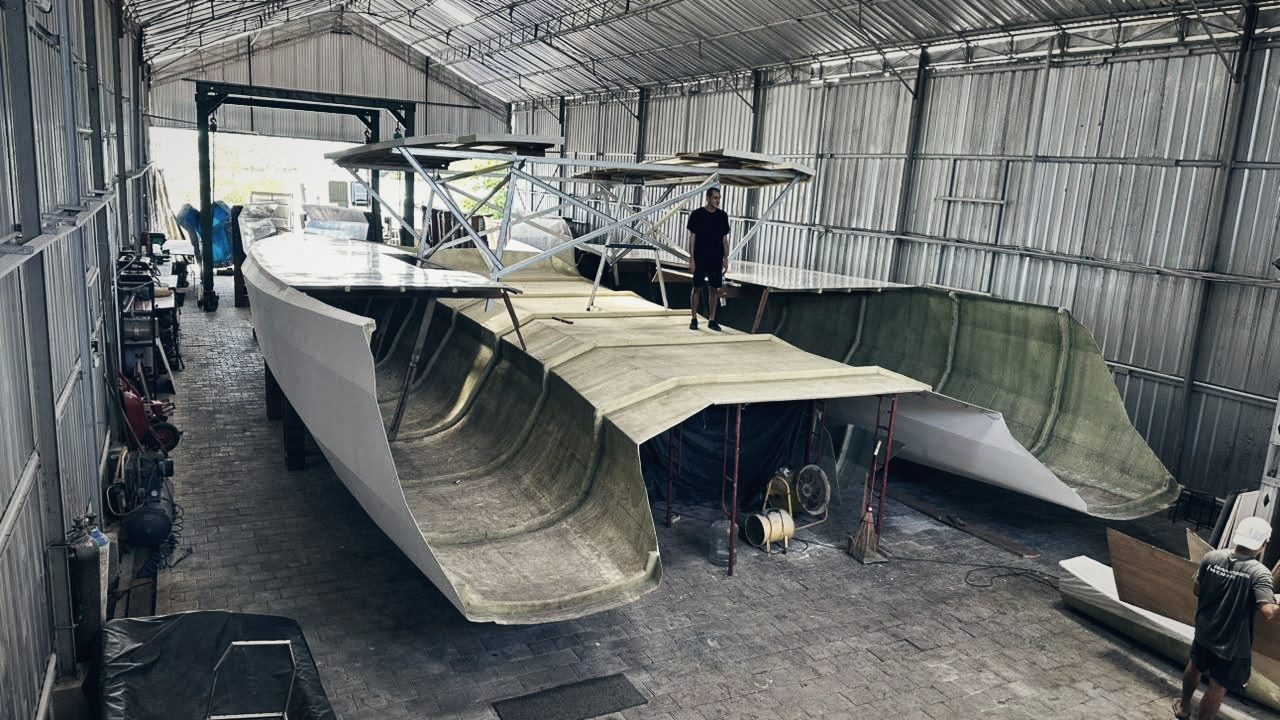 Bridgedeck with internal frames glassed in